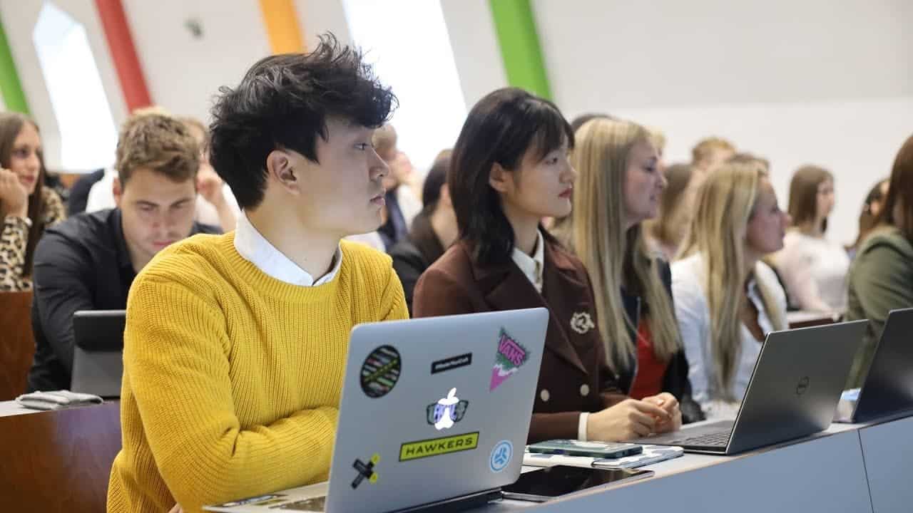 منحة جامعة كودولاني يانوس (KJU) في المجر